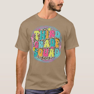 Junge in der dritten Klasse zum Leopardenmädchen T-Shirt