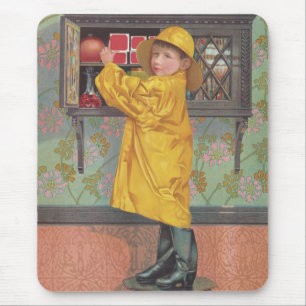 Junge in Raincoat Mousepad