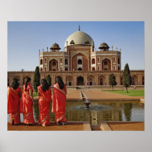 Junge indische Damen und Humayun-Mausoleum, Delhi, Poster