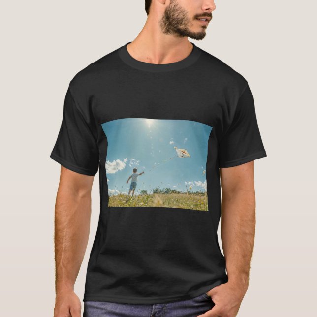 Junge Joyfull Flying a Kite T-Shirt (Vorderseite)