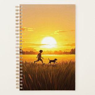 Junge Junge, die mit Hund bei Sonnenuntergang renn Planer