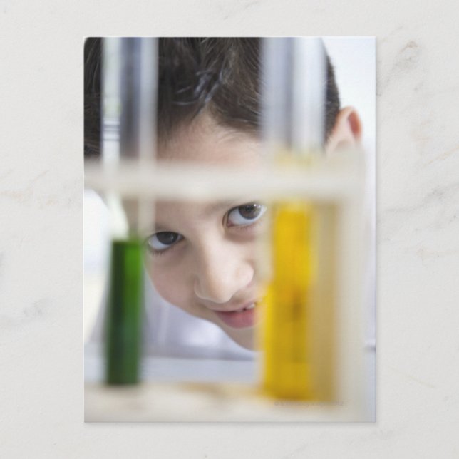 Junge Junge in der Chemiewissenschaftsklasse, der  Postkarte (Vorderseite)