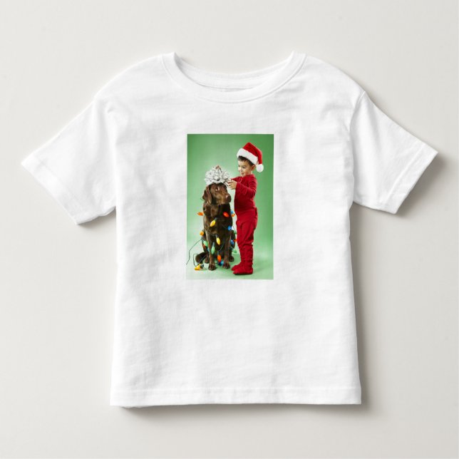 Junge Junge packt Weihnachtsleuchten um einen Hund Kleinkind T-shirt (Vorderseite)