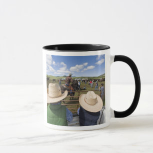 Junge Jungen lassen die Hughes-Ranch 2007 ein Tasse