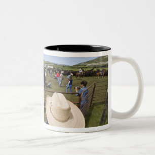 Junge Jungen lassen die Hughes-Ranch 2007 ein Zweifarbige Tasse
