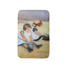 Junge Kinder, die am Strand spielen (Mary Cassatt) Badematte