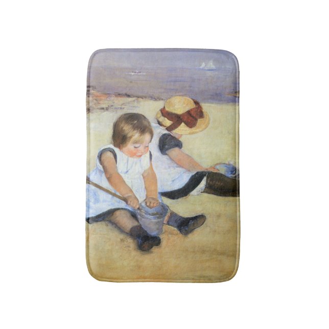 Junge Kinder, die am Strand spielen (Mary Cassatt) Badematte (Vorderseite Vertikal)