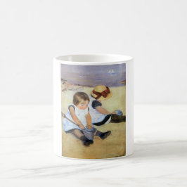 Junge Kinder, die am Strand spielen (Mary Cassatt) Kaffeetasse