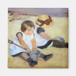 Junge Kinder, die am Strand spielen (Mary Cassatt) Magnet