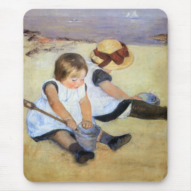 Junge Kinder, die am Strand spielen (Mary Cassatt) Mousepad (Vorne)