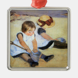 Junge Kinder, die am Strand spielen (Mary Cassatt) Ornament Aus Metall