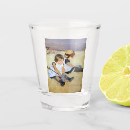 Junge Kinder, die am Strand spielen (Mary Cassatt) Schnapsglas