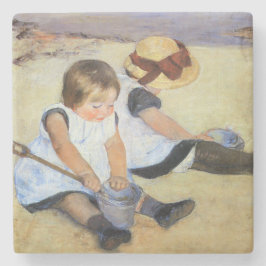 Junge Kinder, die am Strand spielen (Mary Cassatt) Steinuntersetzer