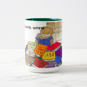 Junge Kleinkinder umgeben von Büchern. Zweifarbige Tasse
