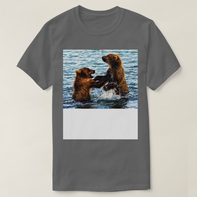 Junge Kodiak Braun Bären spielen im Wasser allein T-Shirt (Design vorne)