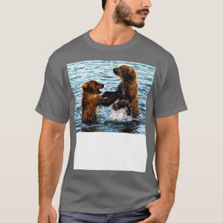 Junge Kodiak-Braunbären spielen Ringen im Wasser A T-Shirt