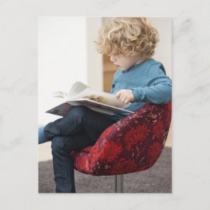 Junge liest ein Buch Postkarte