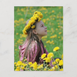 Junge Mädchen am Sommertag. Postkarte