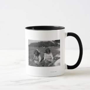 Junge Mädchen, die Moosbeerphotographie auswähle Tasse