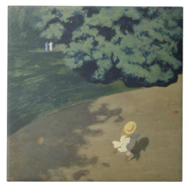 Junge Mädchen, die nach einem Roten Ball laufen (K Fliese