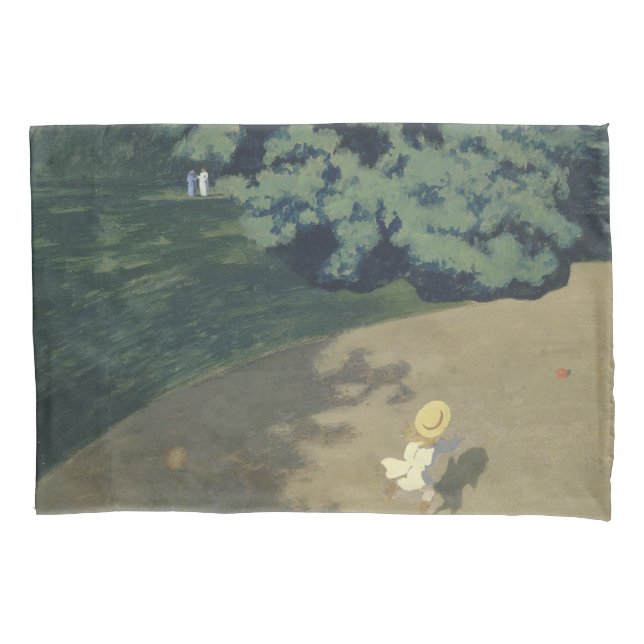 Junge Mädchen, die nach einem Roten Ball laufen (K Kissenbezug (Vorderseite-Links)