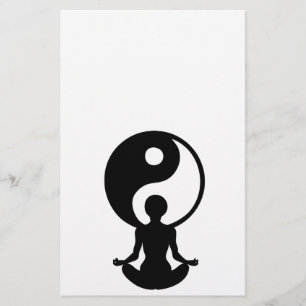 Junge Mädchen, die Yoga praktizieren Flyer