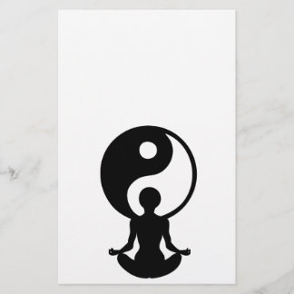 Junge Mädchen, die Yoga praktizieren Flyer