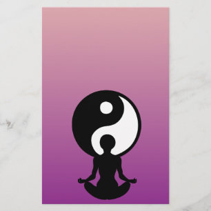 Junge Mädchen, die Yoga praktizieren Flyer