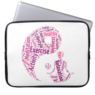 Junge Mädchen, die Yoga unter dem Yin Yang-Symbol  Laptopschutzhülle