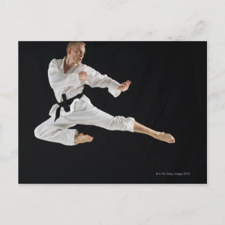 Junge Mann darstellend Karate Tritt schwarz Postkarte