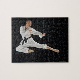 Junge Mann darstellend Karate Tritt schwarz Puzzle