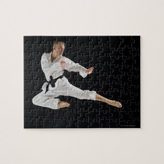 Junge Mann darstellend Karate Tritt schwarz Puzzle (Horizontal)