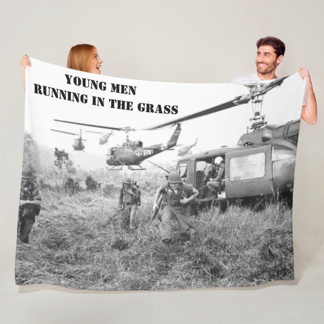 JUNGE MÄNNER IM GRASS FLEECEDECKE (Beispiel)