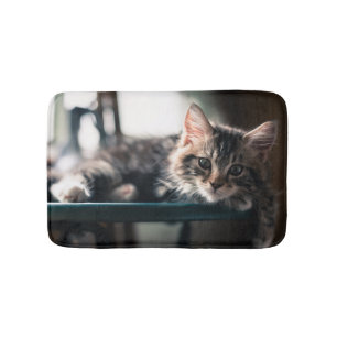 Junge männliche Tabby-Katze 2 Badematte