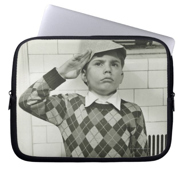 Junge mit einem Holzsäbel Laptopschutzhülle (Vorderseite)