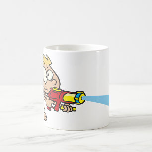 Junge mit einem Supersocker Kaffeetasse