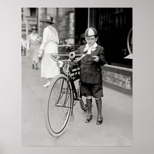 Junge mit Fahrrad, 1922. Vintages Foto Poster (Vorne)