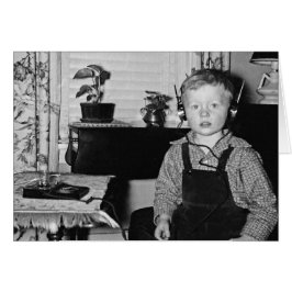 Junge mit Retro Crystal Radio Set humorvoll