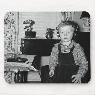 Junge mit Retro-Kristallradio-Set Mousepad