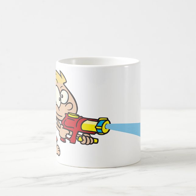 Junge mit Wasserwaffe Sommerspass Kaffeetasse (Von Creator hochgeladen)