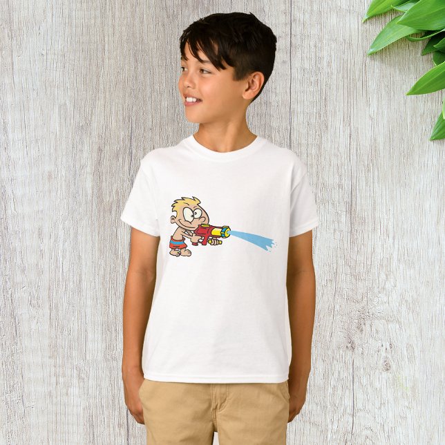 Junge mit Wasserwaffe Sommerspass T-Shirt (Von Creator hochgeladen)