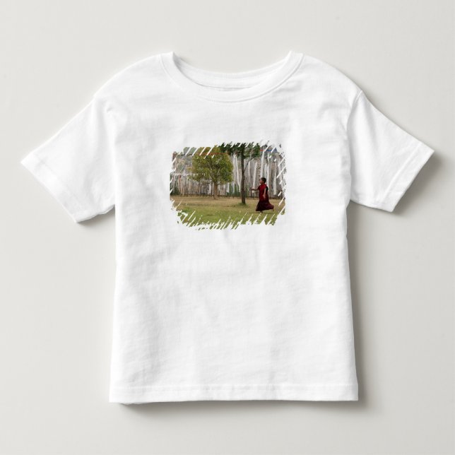 Junge Mönche und Gebetsfahnen Kleinkind T-shirt (Vorderseite)