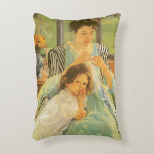 Junge Mutter beim Nähen von Mary Cassatt, Vintage Dekokissen