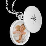 Junge Mutter First Mother's Day Baby and Mama Foto Medaillon<br><div class="desc">Junge Mutter First Mother's Day Baby and Mama Foto Locket Necklace Dies ist die perfekte personalisierte junge Mutter und Baby Foto abgerundete Schließfächer Halskette für den ersten Muttertag. Das ist das phantastische Uhrengeschenk für junge Mutter und das neue geborene Foto für alle Kinder und Mütter. Dieses Schließfach ist vollständig personalisiert,...</div>