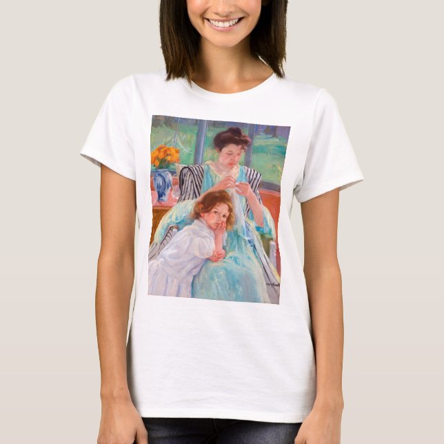 Junge Mutter Nähen, Mary Cassatt T-Shirt (Vorderseite)