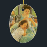 Junge Mutter Nähen von Mary Cassatt, Vintag Art Keramikornament<br><div class="desc">Young Mother Sewing (c. 1900) von Mary Cassatt ist ein Vintager Impressionismus feine Kunst Familie Portrait Gemälde. Ein Mädchen, ihre Tochter, lehnt sich auf ihren Schoß. Hinter ihnen steht eine Vase mit einem Strauß Blume. Eine Mutter reparierte Kleidung mit einem Kind. Über die Künstlerin: Mary Stevenson Cassatt (1844-1926) war eine...</div>