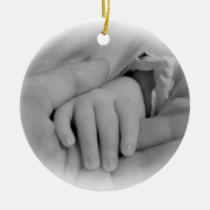 Junge Mutter und Baby, die HandFoto halten Keramik Ornament