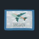 Junge Niedliche moderne blaue Flugzeuge Kinder rei Tri-fold Geldbeutel<br><div class="desc">Dieses transportbezogene Flugzeug Kinder-Portemonnaie-Design verfügt über ein modernes blau-orangefarbenes Flugzeug mit einem Hintergrund von blauem Himmel und Wolken und kann mit dem Namen Ihres Jungen personalisiert werden. Ideal für ein Flugzeug und ein reiseliebendes Kind! Karo in unserem Shop für andere niedliche Flugzeugdesigns.</div>