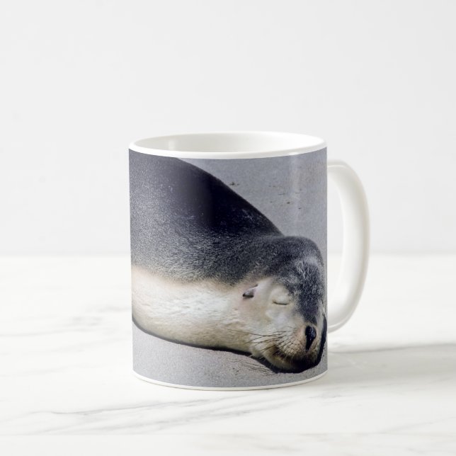 Junge Siegel schlafen am Strand - Australien Kaffeetasse (VorderseiteRechts)