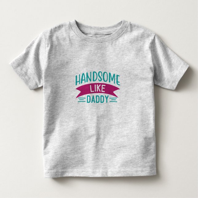 Junge sieht nicht so gut aus wie Daddy. Kleinkind T-shirt (Vorderseite)